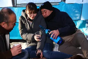 Người chồng ngu ngục để cô vợ đi cắm trại với hàng xóm
