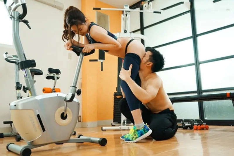 Xin người chồng đi tập gym, vợ yêu địt nhau với anh pt