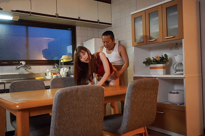 Con gái bị anh xã mới của má nắc mỗi ngày, cho dù đã có người yêu