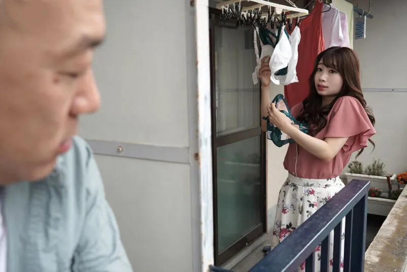 Gã nhà cạnh bên chuyên soi mói và cặp người vợ người chồng thường xuyên rên la quá to